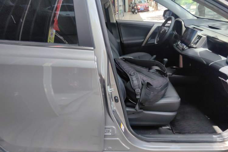 Used Toyota RAV4 2015 2.0L CVT Two-Wheel Drive Fashion Edition Right Front Seat