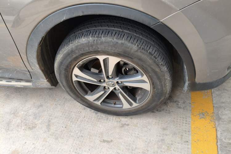 Used Toyota RAV4 2015 2.0L CVT Two-Wheel Drive Fashion Edition Right Front Wheel Hub