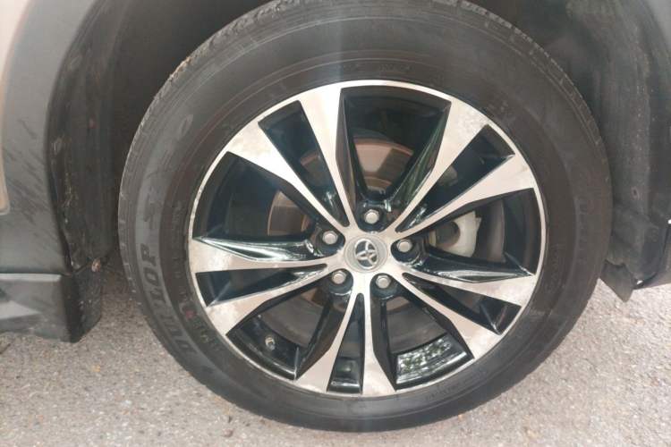 Used Toyota RAV4 2015 2.5L Automatic 4x4 Elite Edition Right Front Wheel Hub