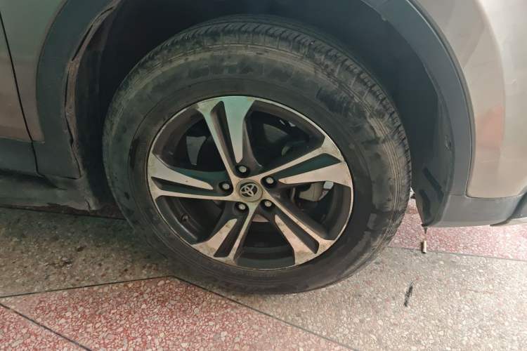 Used Toyota RAV4 2015 2.0L CVT Two-Wheel Drive Fashion Edition Right Front Wheel Hub