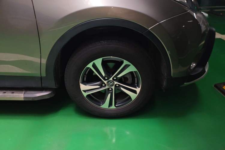 Used Toyota RAV4 2015 2.0L CVT Two-Wheel Drive Fashion Edition Right Front Wheel Hub