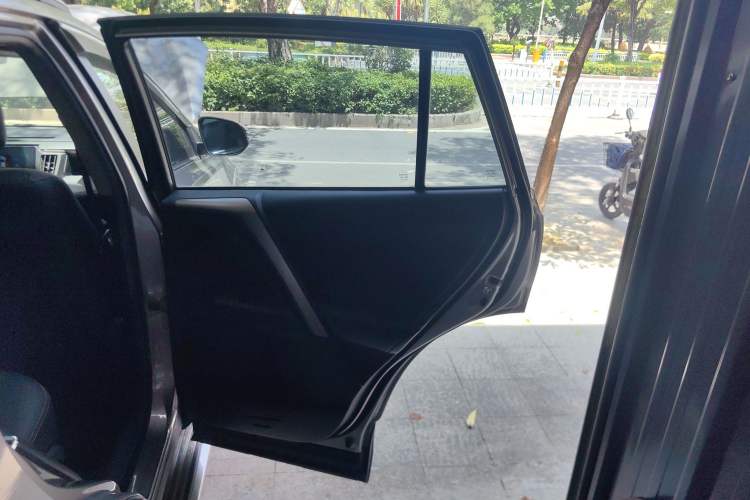 Used Toyota RAV4 2015 2.0L CVT Two-Wheel Drive Fashion Edition Right Rear Door Interior