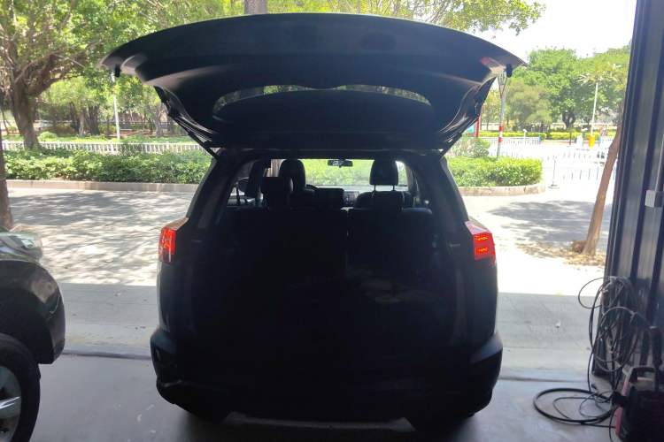 Used Toyota RAV4 2015 2.0L CVT Two-Wheel Drive Fashion Edition Trunk