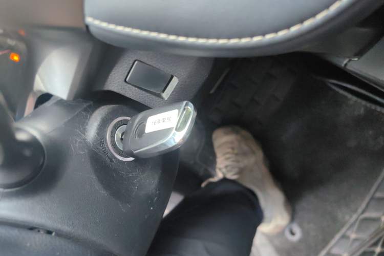 Used Toyota RAV4 2015 2.0L CVT Two-Wheel Drive Fashion Edition Vehicle Key