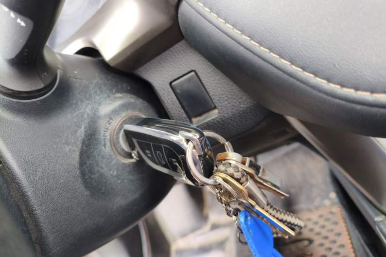 Used Toyota RAV4 2015 2.0L CVT Two-Wheel Drive Fashion Edition Vehicle Key