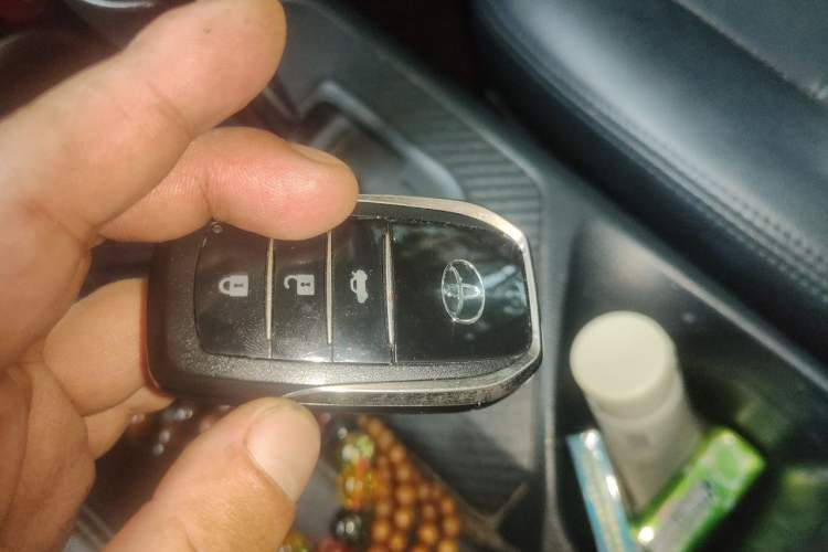 Used Toyota RAV4 2015 2.0L CVT Two-Wheel Drive Fashion Edition Vehicle Key
