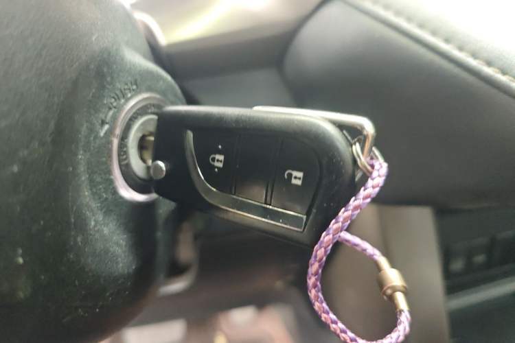 Used Toyota RAV4 2015 2.0L CVT Two-Wheel Drive Fashion Edition Vehicle Key