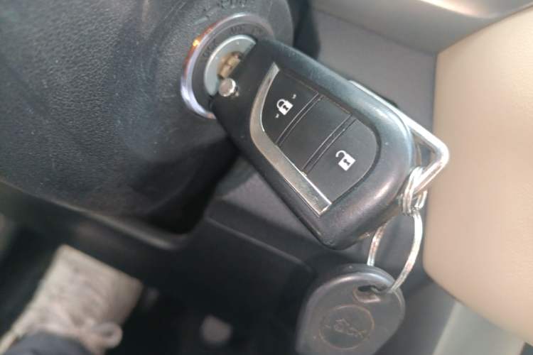 Used Toyota RAV4 2015 2.0L CVT Two-Wheel Drive Fashion Edition Vehicle Key
