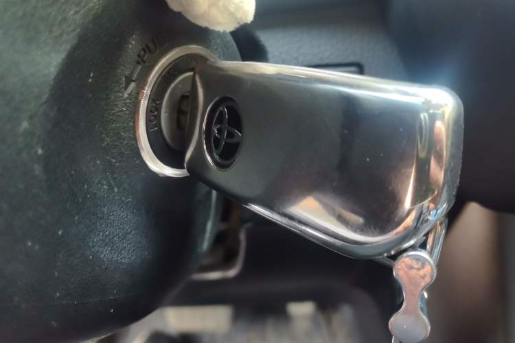 Used Toyota RAV4 2015 2.0L CVT Two-Wheel Drive Fashion Edition Vehicle Key