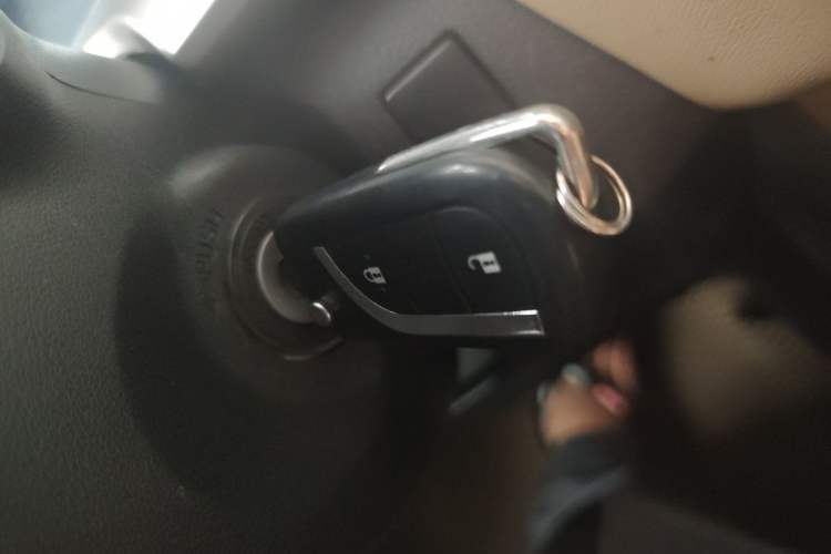Used Toyota RAV4 2015 2.0L CVT Two-Wheel Drive Fashion Edition Vehicle Key