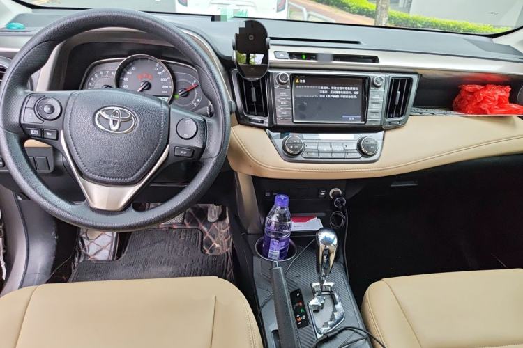 Used Toyota RAV4 2015 2.0L CVT Two-Wheel Drive Fashion Edition Center Console