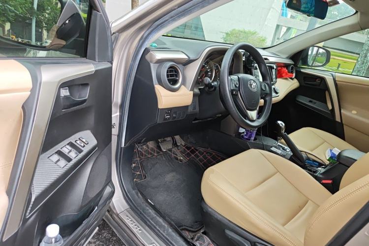 Used Toyota RAV4 2015 2.0L CVT Two-Wheel Drive Fashion Edition Driver Seat