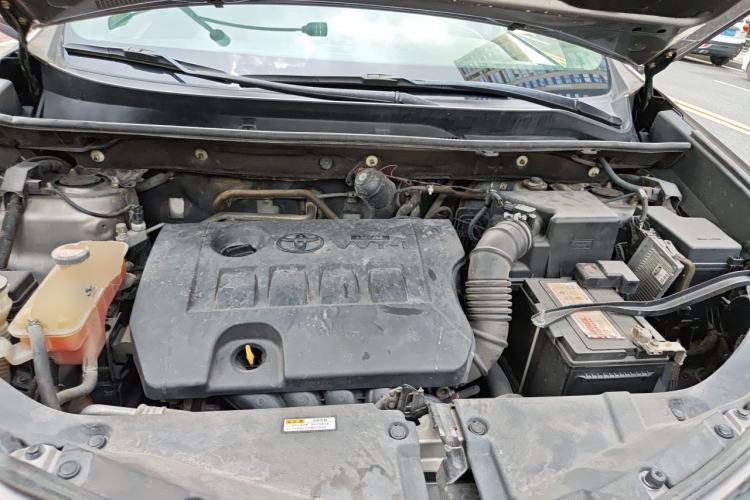 Used Toyota RAV4 2015 2.0L CVT Two-Wheel Drive Fashion Edition Engine Bay