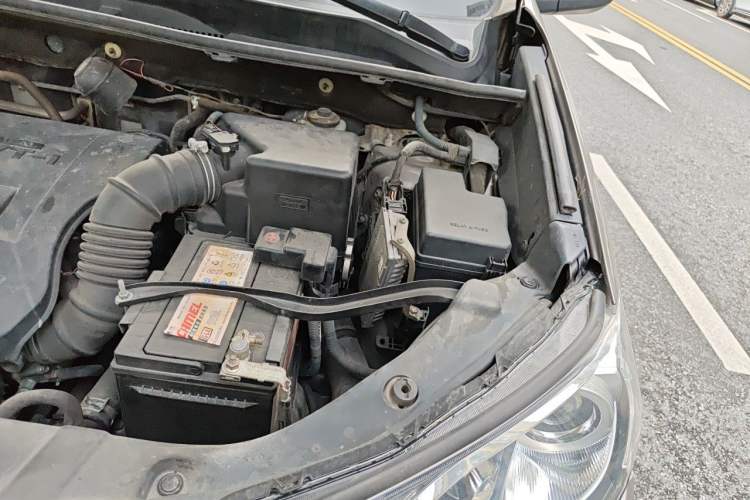 Used Toyota RAV4 2015 2.0L CVT Two-Wheel Drive Fashion Edition Engine Bay Left
