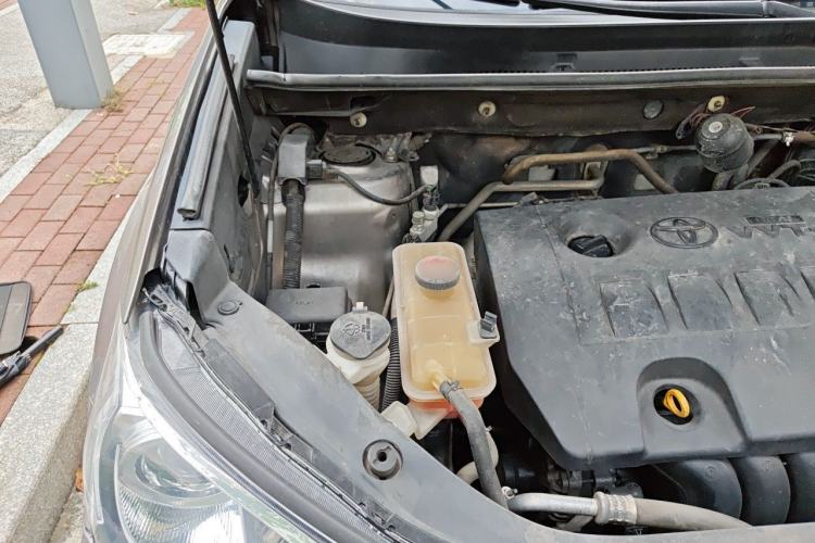 Used Toyota RAV4 2015 2.0L CVT Two-Wheel Drive Fashion Edition Engine Bay Right