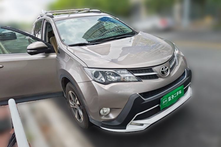 Used Toyota RAV4 2015 2.0L CVT Two-Wheel Drive Fashion Edition Front Right 45 Deg