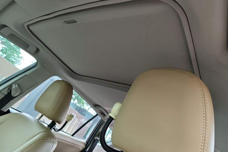 Used Toyota RAV4 2015 2.0L CVT Two-Wheel Drive Fashion Edition Headliner