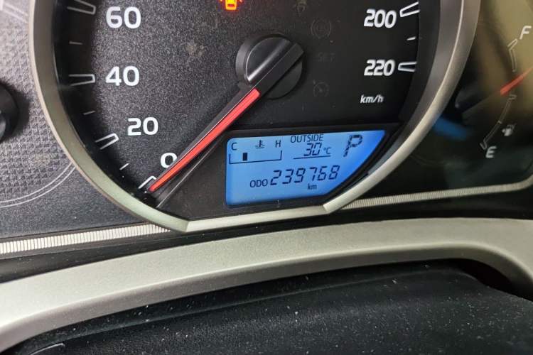 Used Toyota RAV4 2015 2.0L CVT Two-Wheel Drive Fashion Edition Odometer Close Up