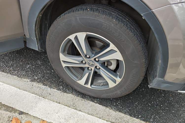 Used Toyota RAV4 2015 2.0L CVT Two-Wheel Drive Fashion Edition Right Front Wheel Hub