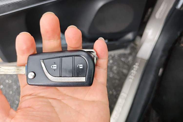 Used Toyota RAV4 2015 2.0L CVT Two-Wheel Drive Fashion Edition Vehicle Key