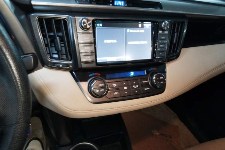 Used Toyota RAV4 2015 2.0L CVT Two-Wheel Drive Fashion Edition Audio And AC Panel