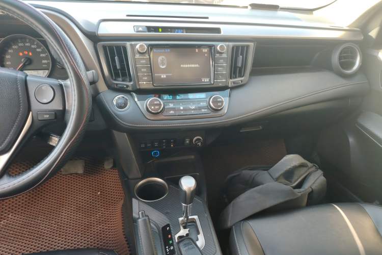 Used Toyota RAV4 2015 2.5L Automatic 4x4 Elite Edition Audio And AC Panel
