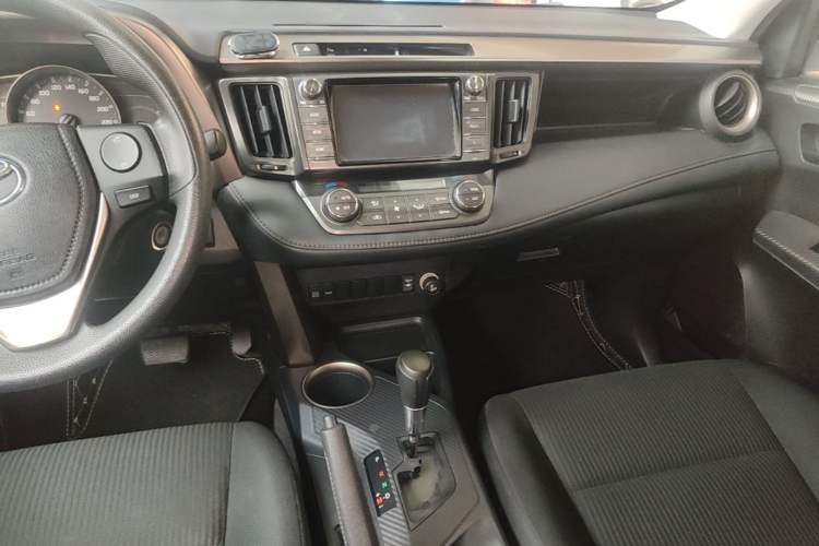 Used Toyota RAV4 2015 2.0L CVT Two-Wheel Drive Fashion Edition Audio And AC Panel