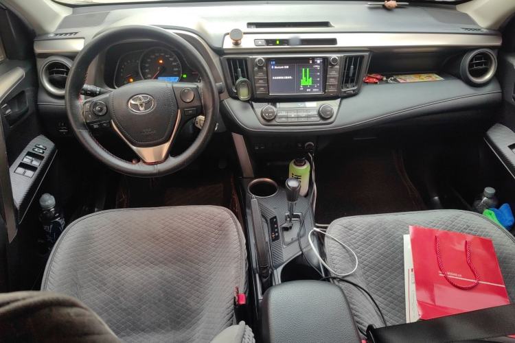 Used Toyota RAV4 2015 2.0L CVT Two-Wheel Drive Fashion Edition Center Console