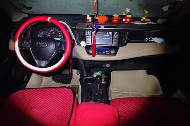 Used Toyota RAV4 2015 2.0L CVT Two-Wheel Drive Fashion Edition Center Console