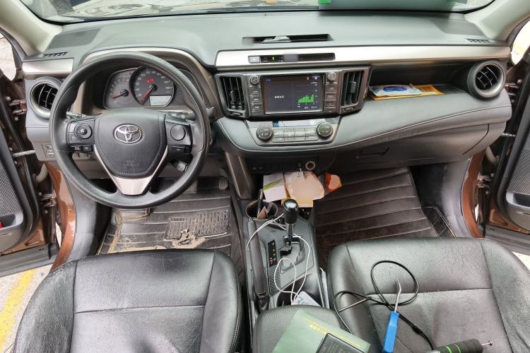 Used Toyota RAV4 2015 2.0L CVT Two-Wheel Drive Fashion Edition Center Console