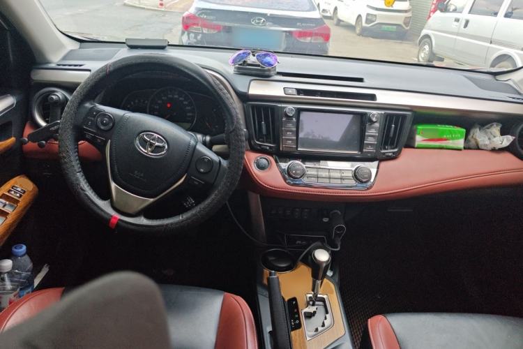 Used Toyota RAV4 2015 2.5L Automatic 4x4 Elite Edition Center Console
