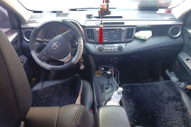 Used Toyota RAV4 2015 2.0L CVT Two-Wheel Drive Fashion Edition Center Console