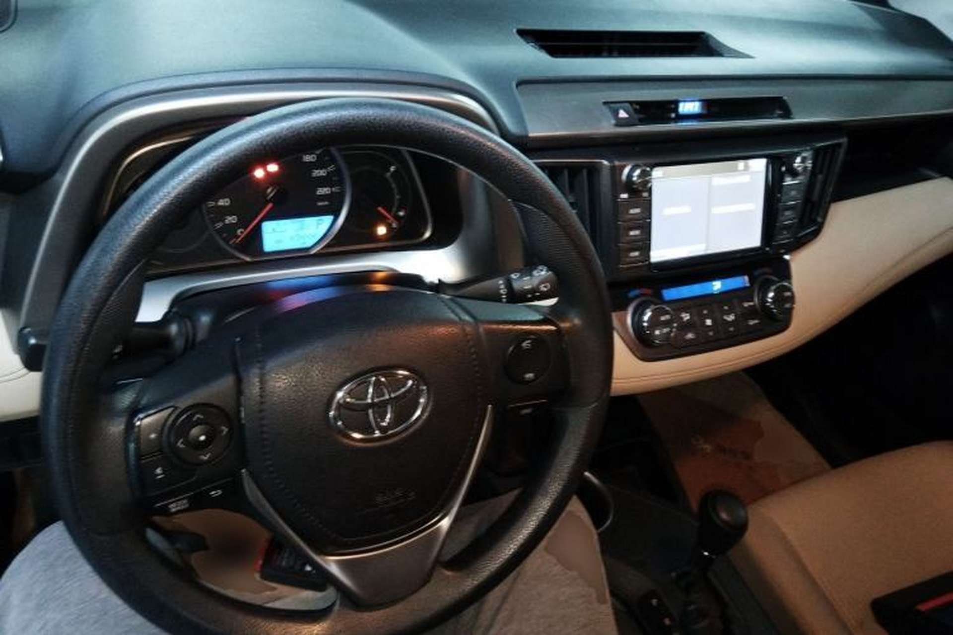 Used Toyota RAV4 2015 2.0L CVT Two-Wheel Drive Fashion Edition Center Console