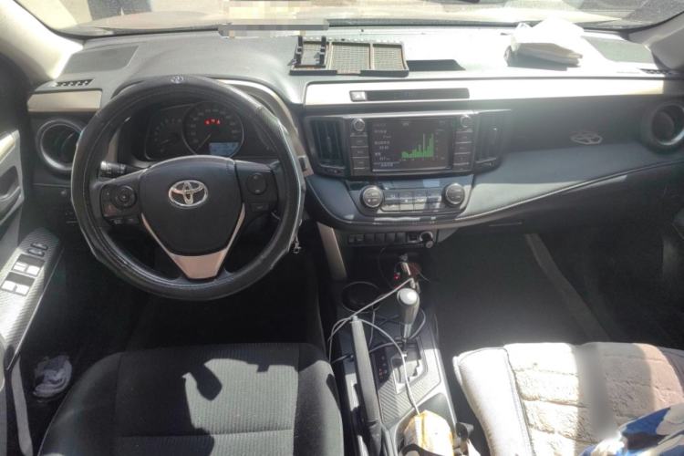 Used Toyota RAV4 2015 2.0L CVT Two-Wheel Drive Fashion Edition Center Console