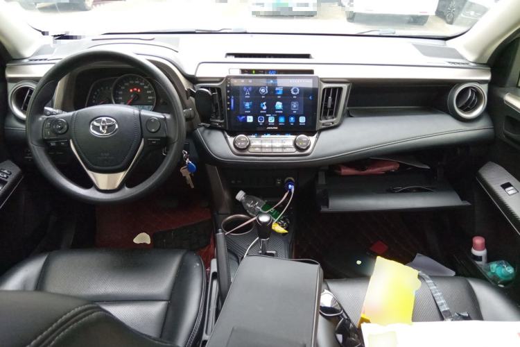 Used Toyota RAV4 2015 2.0L CVT Two-Wheel Drive Fashion Edition Center Console