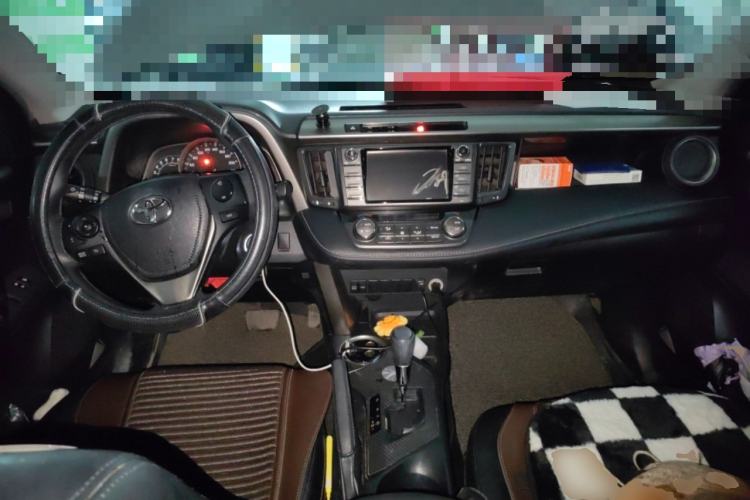 Used Toyota RAV4 2015 2.0L CVT Two-Wheel Drive Fashion Edition Center Console