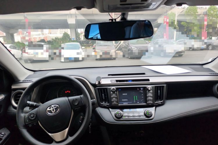 Used Toyota RAV4 2015 2.0L CVT Two-Wheel Drive Fashion Edition Center Console