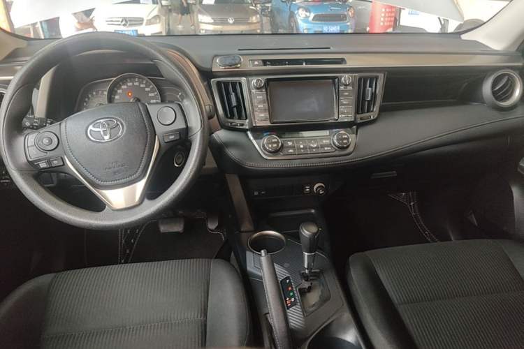 Used Toyota RAV4 2015 2.0L CVT Two-Wheel Drive Fashion Edition Center Console