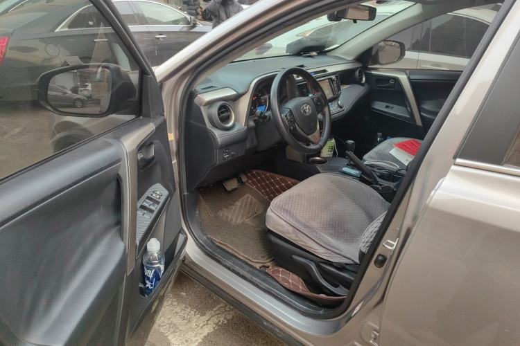 Used Toyota RAV4 2015 2.0L CVT Two-Wheel Drive Fashion Edition Driver Seat