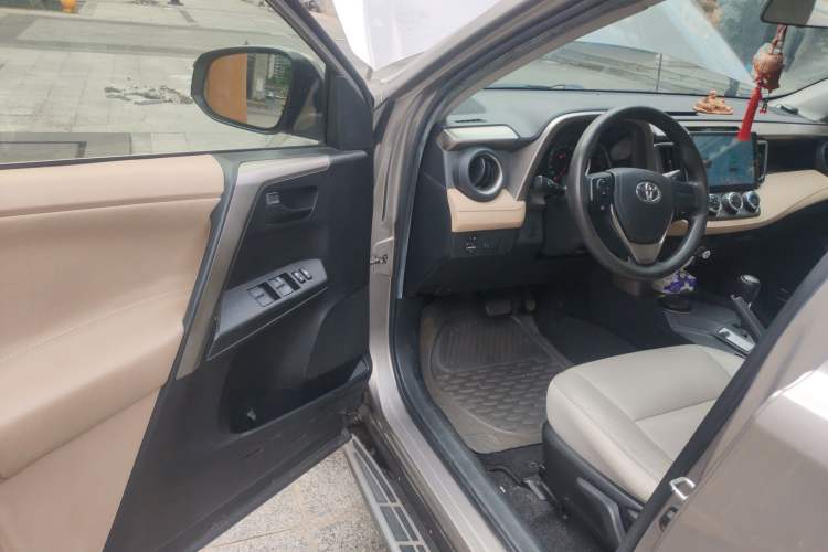 Used Toyota RAV4 2015 2.0L CVT Two-Wheel Drive Urban Edition Driver Seat