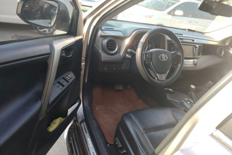 Used Toyota RAV4 2015 2.5L Automatic 4x4 Elite Edition Driver Seat