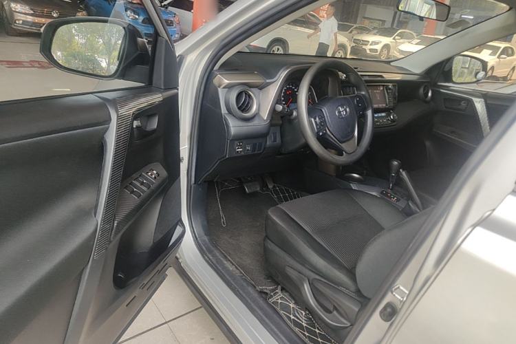 Used Toyota RAV4 2015 2.0L CVT Two-Wheel Drive Fashion Edition Driver Seat