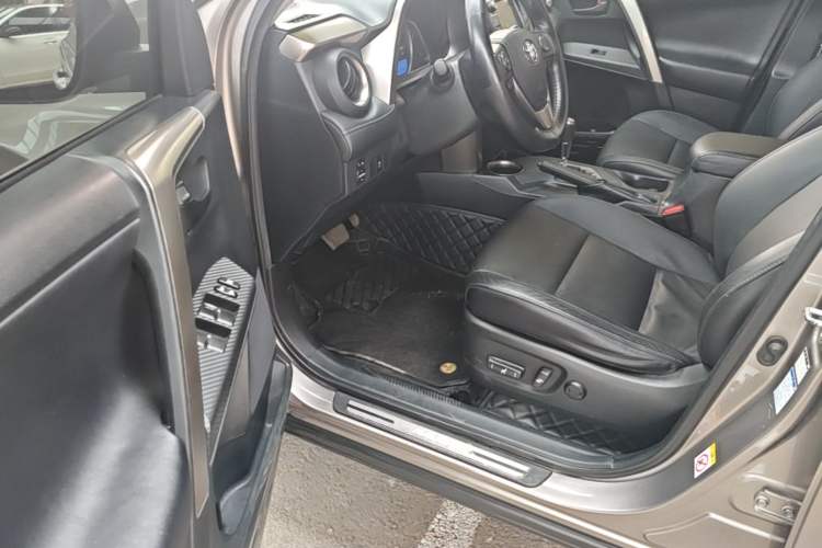 Used Toyota RAV4 2015 2.5L Automatic 4x4 Elite Edition Driver Seat