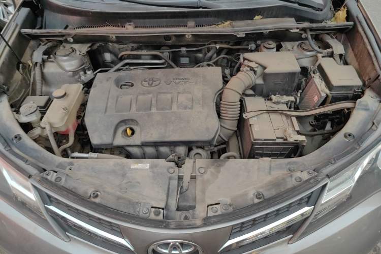 Used Toyota RAV4 2015 2.0L CVT Two-Wheel Drive Fashion Edition Engine Bay