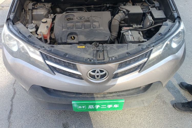 Used Toyota RAV4 2015 2.0L CVT Two-Wheel Drive Fashion Edition Engine Bay