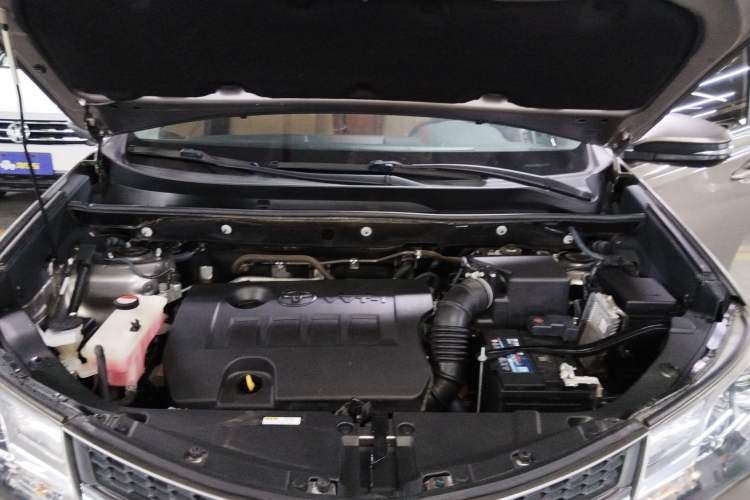 Used Toyota RAV4 2015 2.0L CVT Two-Wheel Drive Fashion Edition Engine Bay
