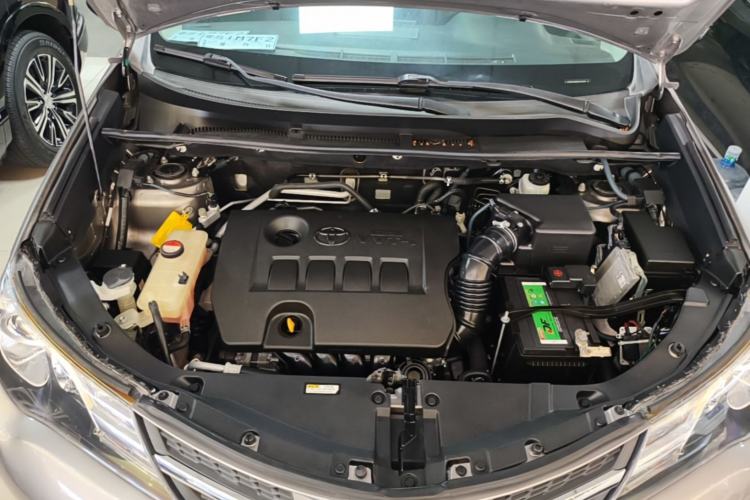 Used Toyota RAV4 2015 2.0L CVT Two-Wheel Drive Fashion Edition Engine Bay
