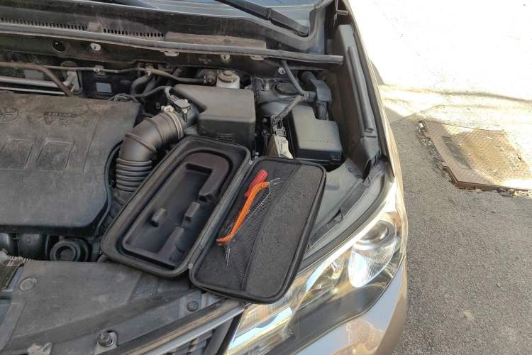 Used Toyota RAV4 2015 2.0L CVT Two-Wheel Drive Fashion Edition Engine Bay Left