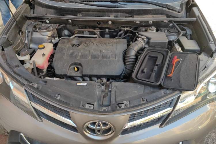 Used Toyota RAV4 2015 2.0L CVT Two-Wheel Drive Fashion Edition Engine Bay