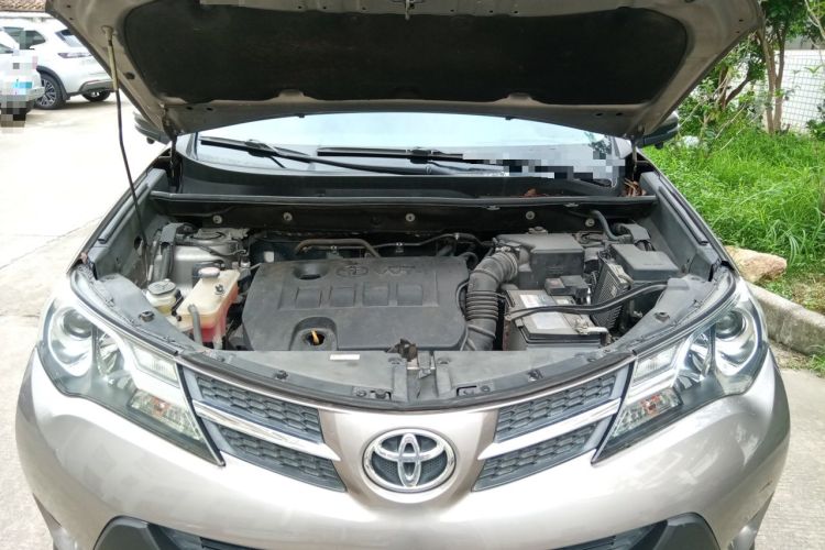 Used Toyota RAV4 2015 2.0L CVT Two-Wheel Drive Fashion Edition Engine Bay